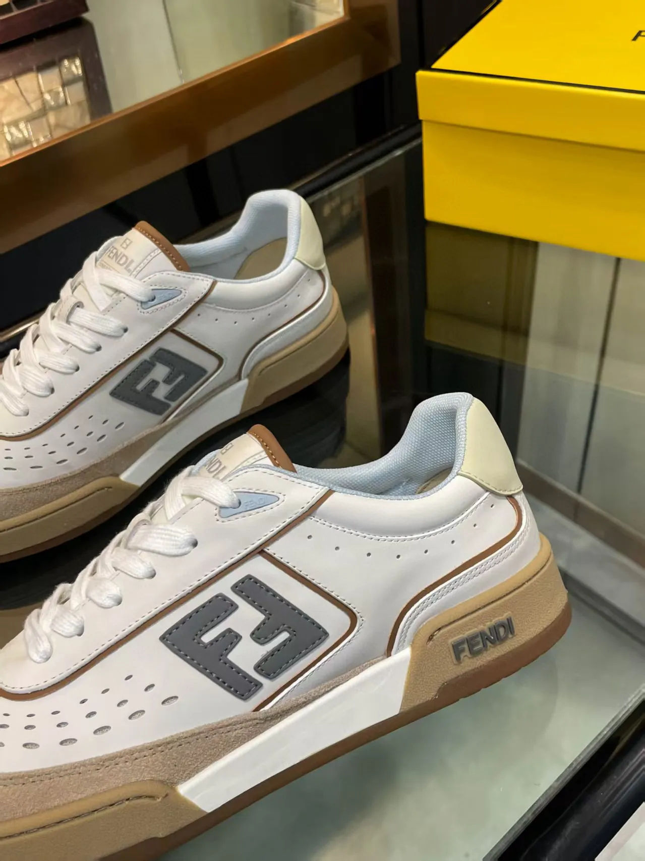 Factory price: 600💰Top version for couples Fendi 2025 New Year Hot Series [Couples👫Casual Sports Shoes] FD match Original Purchased One to One Reproduction The first sports shoe fendi match created by designer Kim Jones and Donkey Brand Trainer basketball sneakers, fresh blood injected with FF retro design Super good-looking and versatile, the upper is made of cowhide and cowhide splicing combination, with raised double F on the side The logo lining is made of terry velvet ✔️ Super soft on the feet, lightweight, comfortable to match with sweatshirts, Fabric: Cowhide ➕ Cow color matching, Outsole: Original open mold multi-color color matching sole, Packaging: Original full set of packaging, Size: Women's 35-40 / Men's 38-44, customized 45